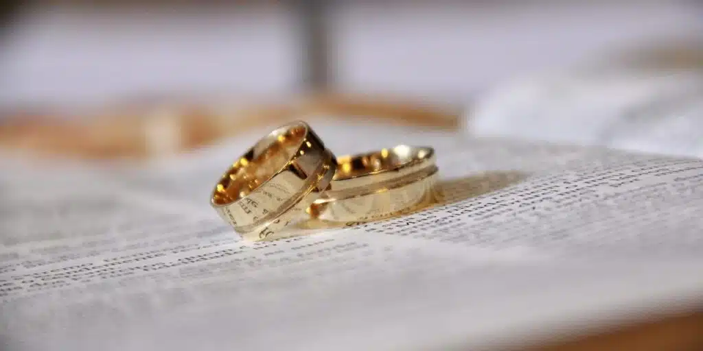 Imagem representa as alianças no casamento